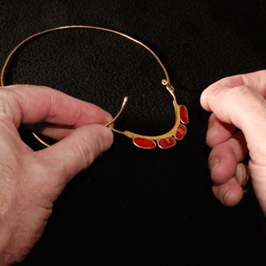 bijoux en carton et en m�tal