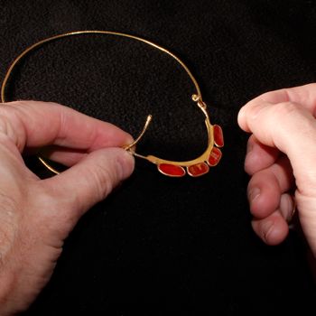 des bijoux en carton et en m�tal